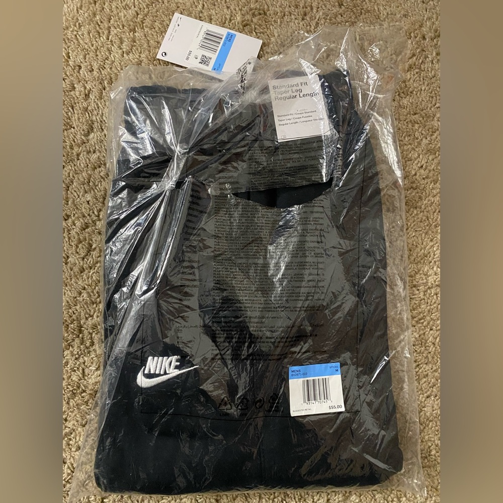 Brand “NWT” Nike Sportswear Club Fleece Pants
Sz - Medium 
Color - Black